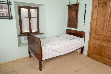 Postelja pri Tamoževih v Mali vasi, 2. pol. 19. st., hrastovina.